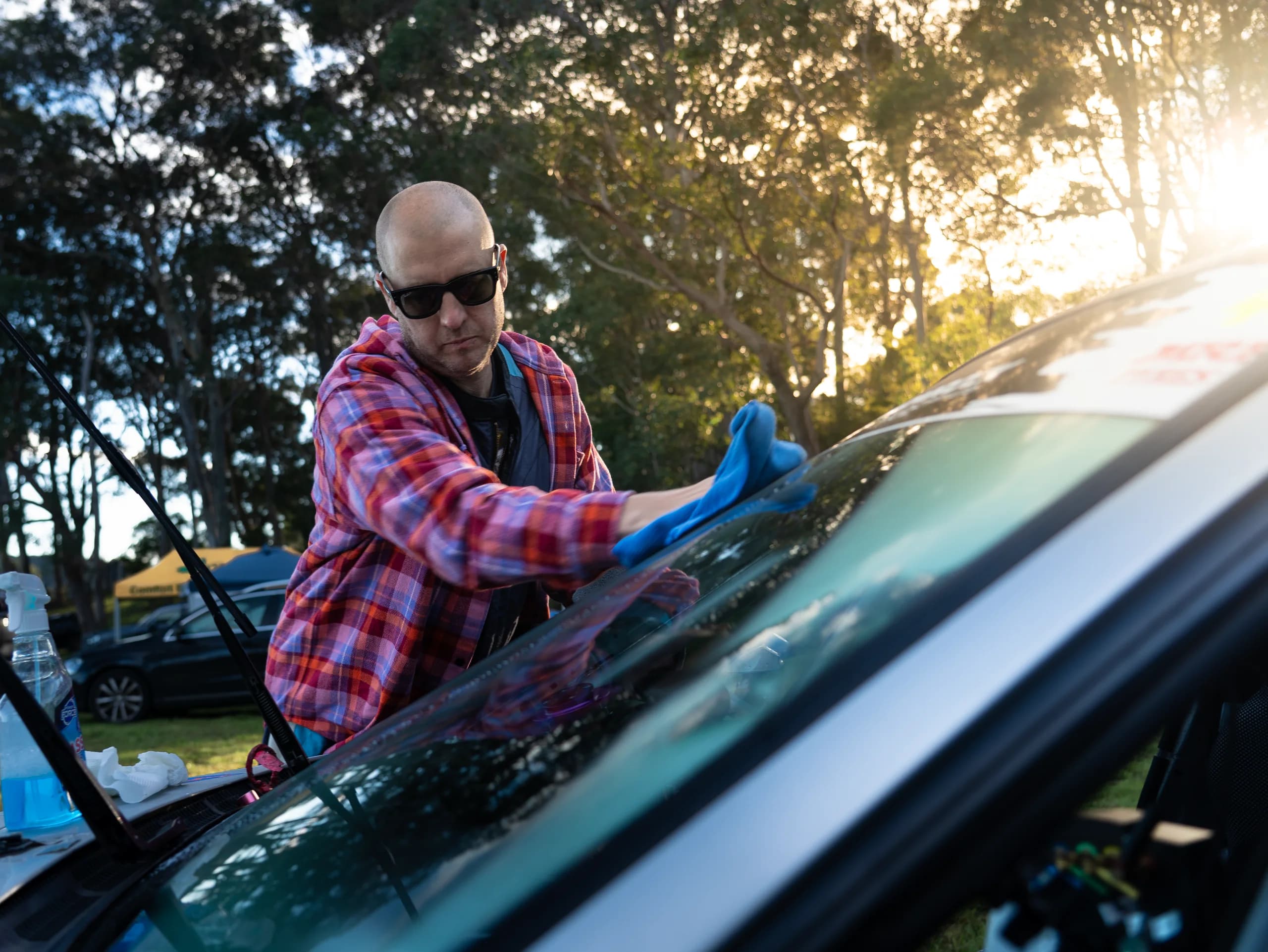 Cleaning the windscreen between stages at the Narooma Forest Rally